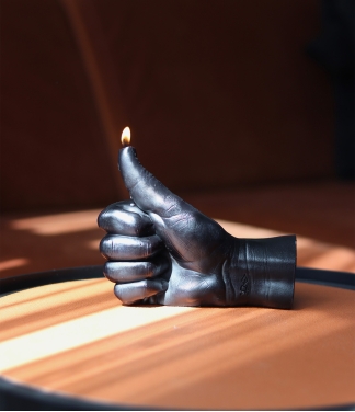 Rankų darbo žvakė Thumbs Up Black