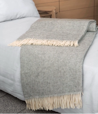 Didelis vilnonis užklotas ant lovos