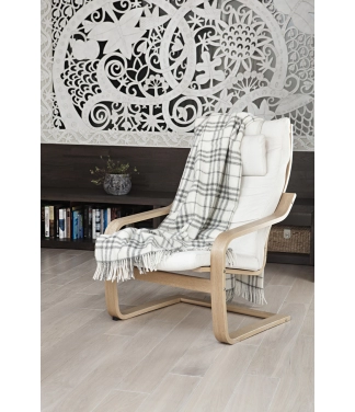 Šviesus vilnonis pledas interjere