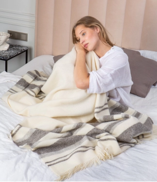 Baltas vilnonis pledas su dryžiais