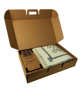 Kalėdinė dovana vilnonis pledas ir padėkliukas