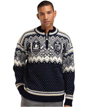 vilnonis juodas megztinis vyrams