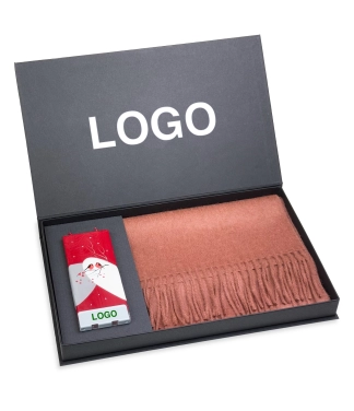 Verslo dovanų idėjos – prabangus šalikas iš alpakos vilnos ir žvakė