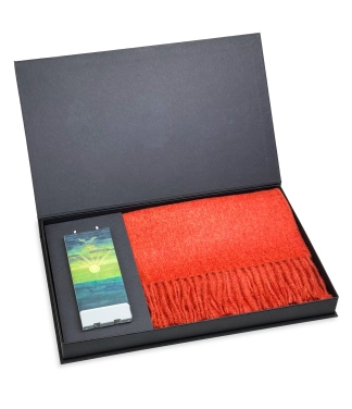 dovanos jai vilnonis salikas ir zvake