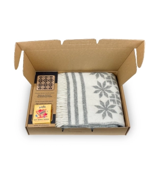 kaledinis dovanu rinkinys vilnonis pledas ir arbata padekliukas