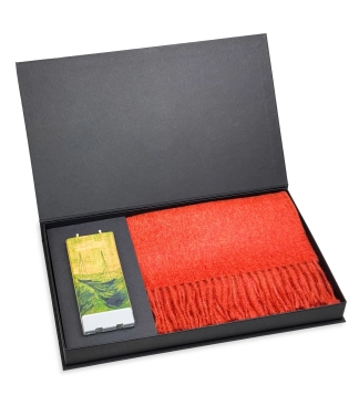 dovanos moterims pagal zodiaką šalikas ir žvakė