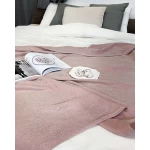 Rausvas pledas iš lino ant lovos 1