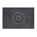 Pilki kilimeliai prie duru namams