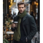 vyriškas šalikas ir stilingas vyras su paltu