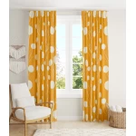 Geltonos dieninės užuolaidos interjere