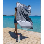 stilingas juodos spalvos paplūdimio rankšluostis ant moters 1