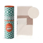 smėlio spalvos juostuotas paplūdimio rankšluostis kaip dovana