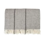 pilkas vilnonis uzklotas lovai