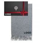 Pilkas šalikas su logo ir dovanų dėžutė su logo