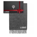Pilkas šalikas su logo ir personalizuota dėžutė