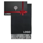 Prabangus vilnonis šalikas juodos pslavos ir dėžutė su logo