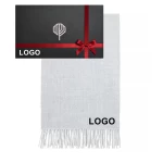 Pilkas vilnonis šalikas ir dovanų dėžutė su logo