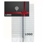 Vilnonis šalikas šviesiai pilkas languotas su logo ir dėžutė