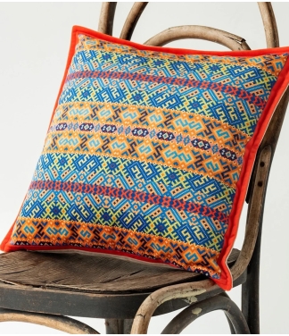 Dekoratyvinė pagalvėlė su Lietuviškais raštais