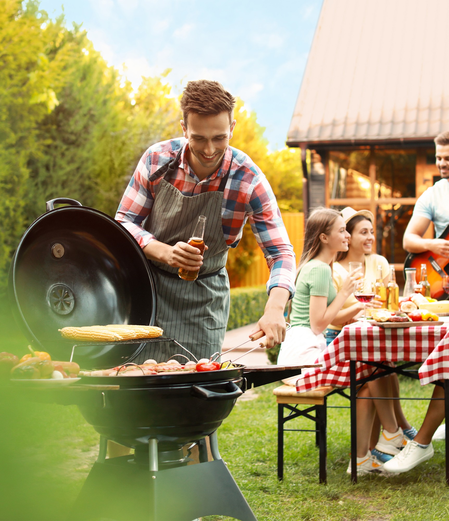 Natūrali odinė BBQ prijuostė su kišenėmis 5 odine bbq prijuoste ant maista gaminanciu vyru 5