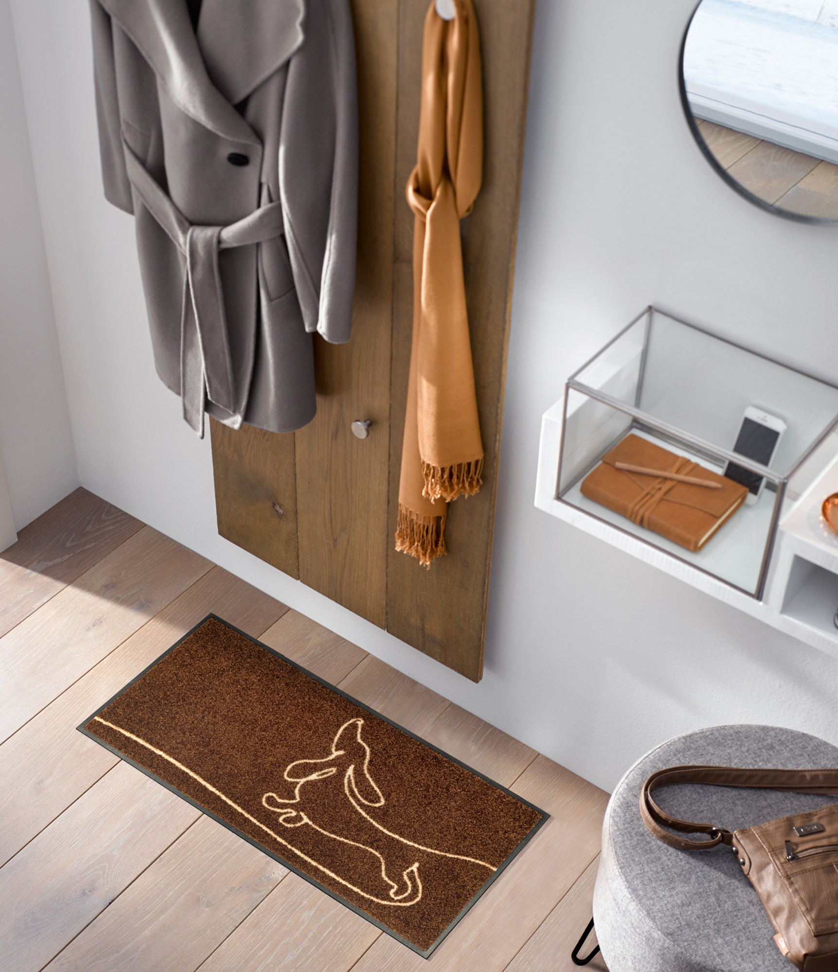 Rudas durų kilimėlis Wash + Dry Daydreamer 5 rudas durų kilimėlis su taksu prie durų 5