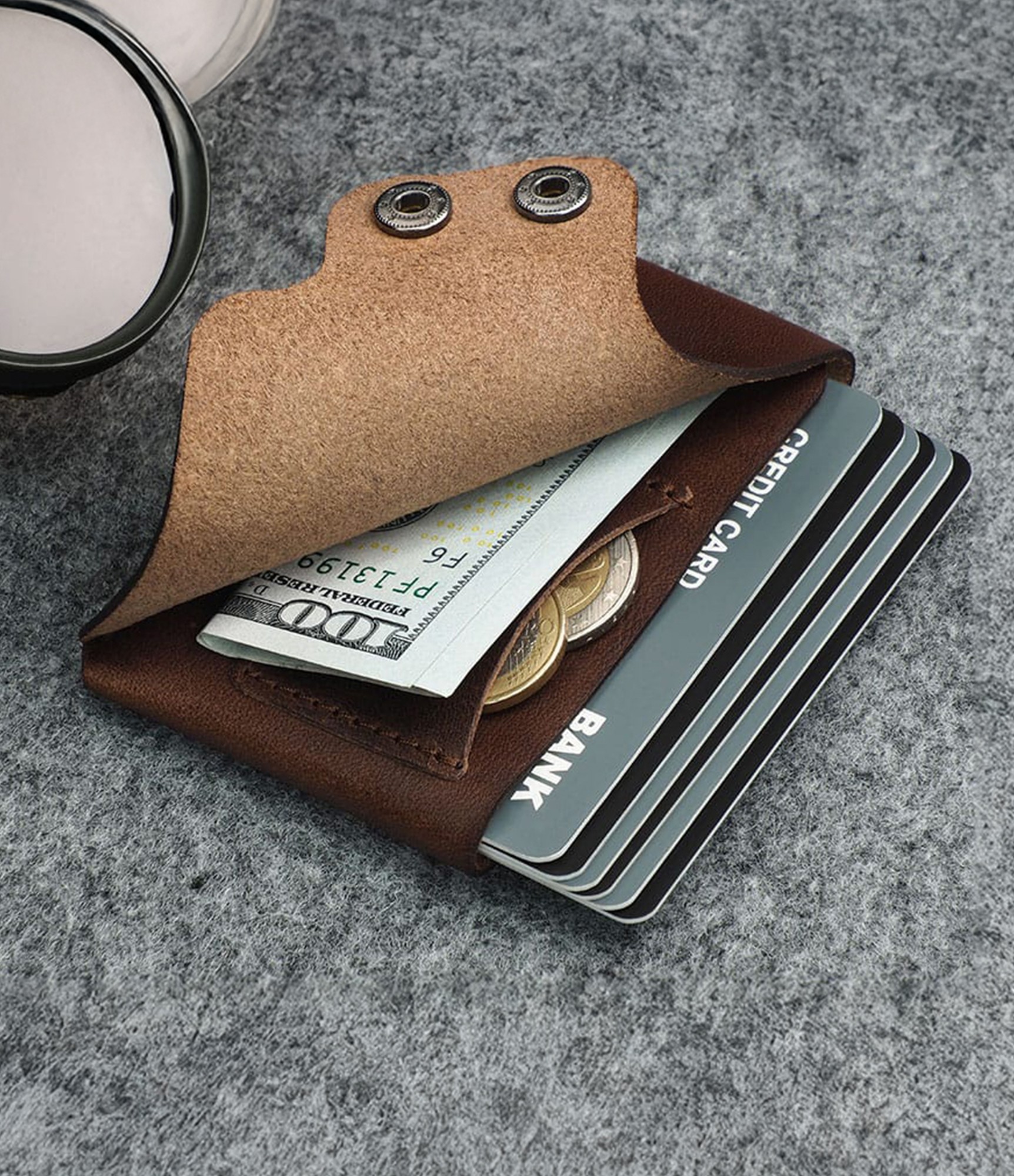 Vyriškas dovanų rinkinys odinė piniginė ir raktų pakabukas Hobby Brown 9 stilinga odinė piniginė vyriška ruda spalva 9